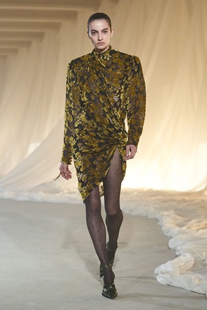 بالمان في أسيوع باريس للموضة: بداية هادئة لعهد جديد