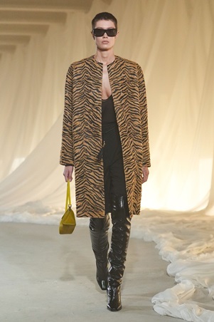 بالمان في أسيوع باريس للموضة: بداية هادئة لعهد جديد