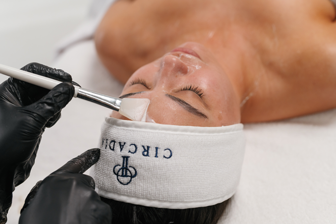 ما هو إرهاق البشرة وكيف تتم معالجته؟ خبراء سيركاديا يشاركونك أهم النصائح