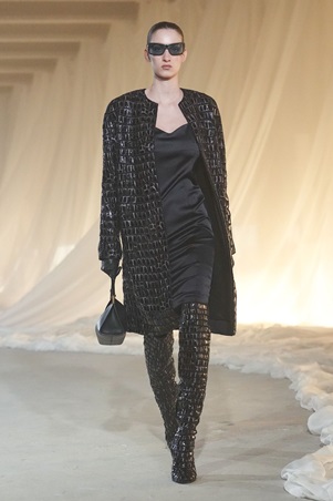 بالمان في أسيوع باريس للموضة: بداية هادئة لعهد جديد