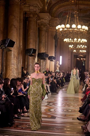 إيلي فغالي يكتب فصلاً جديداً من الأناقة في دار أوبرا باريس