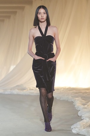 بالمان في أسيوع باريس للموضة: بداية هادئة لعهد جديد