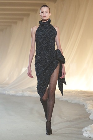 بالمان في أسيوع باريس للموضة: بداية هادئة لعهد جديد