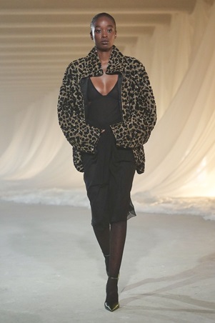 بالمان في أسيوع باريس للموضة: بداية هادئة لعهد جديد