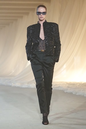 بالمان في أسيوع باريس للموضة: بداية هادئة لعهد جديد