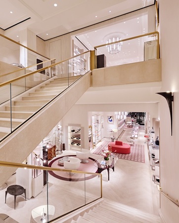 عنوان جديد لروجيه فيفييه في باريس