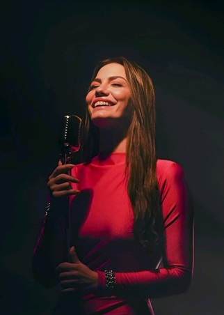 هدية خاصة من جمهور ديميت أوزدمير بعيد ميلادها