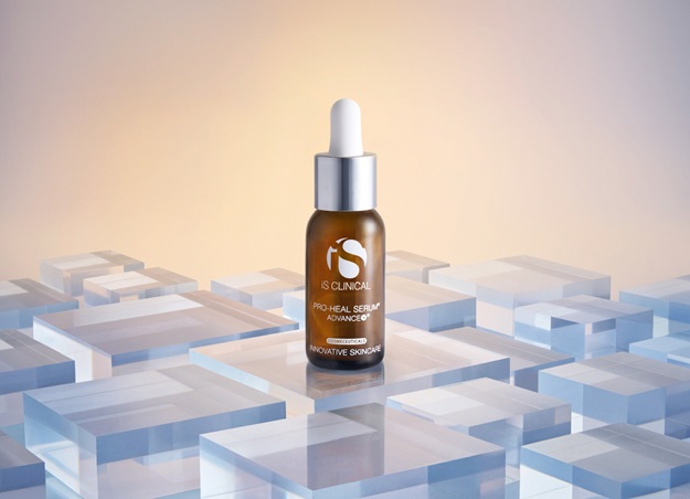 إشراقة ما بعد رمضان تبدأ من منزلك مع Pro-Heal Serum Advance+  من iS Clinical