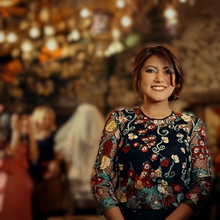 ياسمين علي تدعو للفرح في 