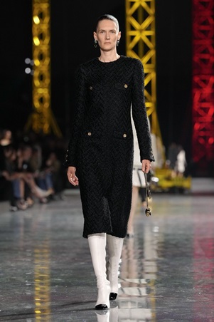 ماثيو بلازي يعيد رسم السيليويت لشانيل: الخصر ينخفض والأناقة تتحرر