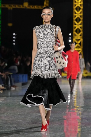 ماثيو بلازي يعيد رسم السيليويت لشانيل: الخصر ينخفض والأناقة تتحرر