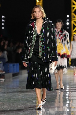 ماثيو بلازي يعيد رسم السيليويت لشانيل: الخصر ينخفض والأناقة تتحرر