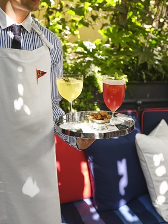 على إيقاع البحر… أناقة تتحرك داخل ميلانو