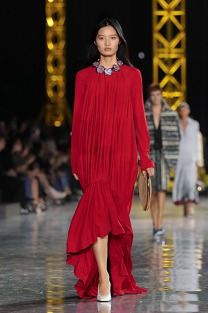 ماثيو بلازي يعيد رسم السيليويت لشانيل: الخصر ينخفض والأناقة تتحرر