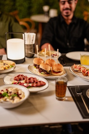 عيشي ليلة لبنانية لا تُنسى في قلب دبي