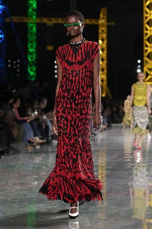 ماثيو بلازي يعيد رسم السيليويت لشانيل: الخصر ينخفض والأناقة تتحرر