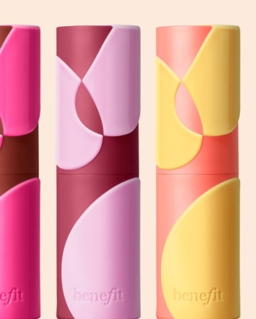 تألقي مثل Baneenstars :  خطوات الإشراقة الكاملة مع  Benefit Cosmetics