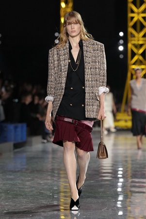 ماثيو بلازي يعيد رسم السيليويت لشانيل: الخصر ينخفض والأناقة تتحرر