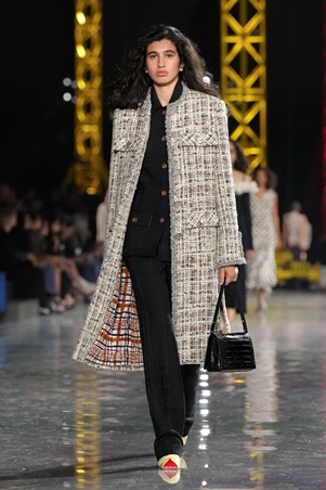 ماثيو بلازي يعيد رسم السيليويت لشانيل: الخصر ينخفض والأناقة تتحرر