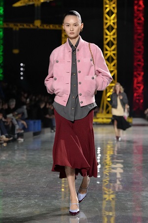 ماثيو بلازي يعيد رسم السيليويت لشانيل: الخصر ينخفض والأناقة تتحرر