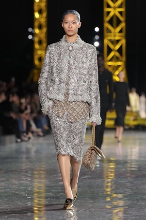 ماثيو بلازي يعيد رسم السيليويت لشانيل: الخصر ينخفض والأناقة تتحرر