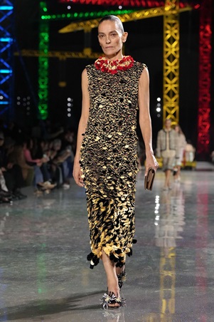 ماثيو بلازي يعيد رسم السيليويت لشانيل: الخصر ينخفض والأناقة تتحرر