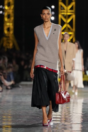 ماثيو بلازي يعيد رسم السيليويت لشانيل: الخصر ينخفض والأناقة تتحرر