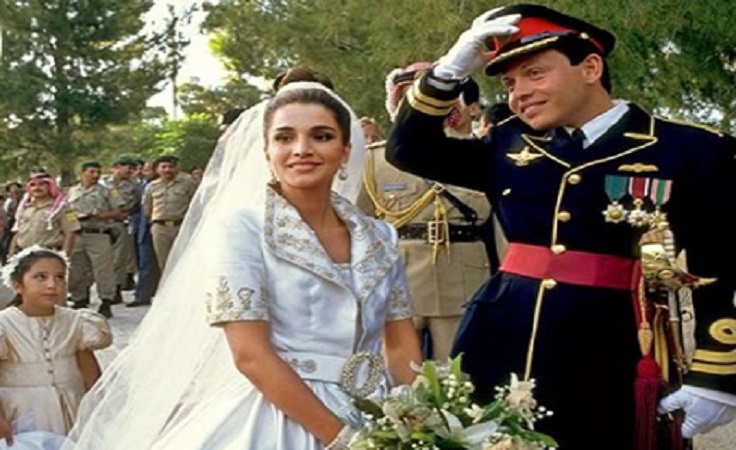 تذكّري معنا فستان زفاف الملكة رانيا الأيقوني في عيد زواجها الـ 25