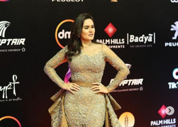 رشا مهدي تتعرّض لموقف مُحرِج مع مذيعة «مهرجان القاهرة»