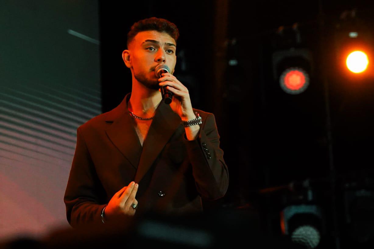 كامل العدد.. تامر حسني والشامي يشعلان حفلهما بمهرجان مراسي 