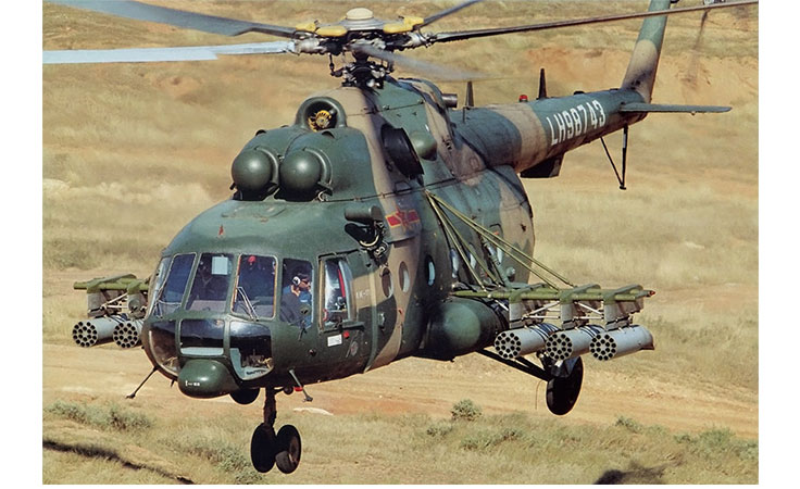 بالفيديو طيار سعودي يحلق بـهليكوبتر على مستوي منخفض من الارض