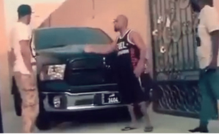 بالفيديو يستخدمون الكاميرا الخفية لعمل مقلب في صديقهم يتحول الى مضاربة بالسعودية