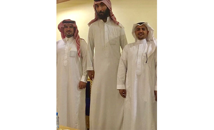 اطول رجل في الخليج يتحدث عن مشاكل يتسبب فيها طوله