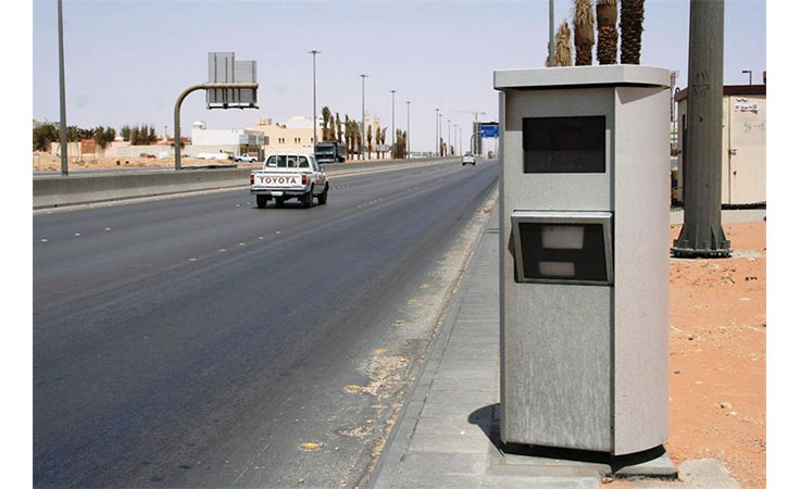 بالفيديو مجهول يشعر النار في جهاز ساهر على طريق تبوك