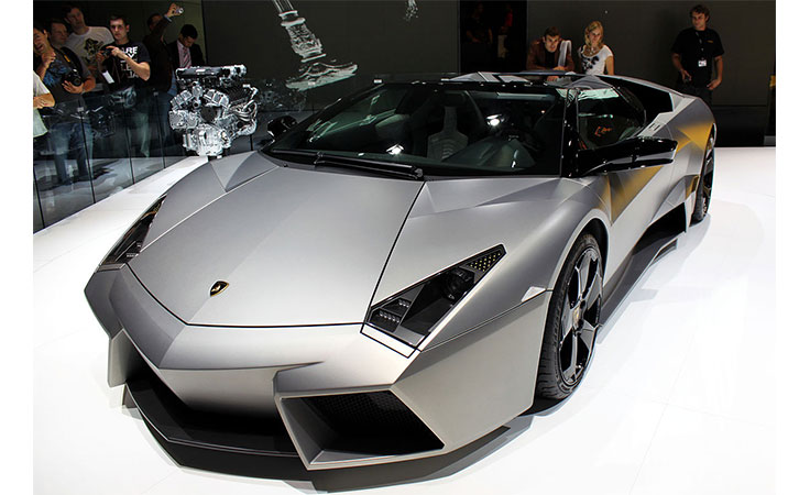 شاهدي بالفيديو مطاردة فتاة تستقل سيارة لمبورجيني في الكويت تنتهي بحادث شنيع