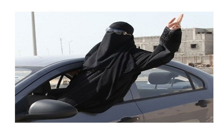 امرأة سعودية تعبر إلى الحدود السعودية برفقة ابنها وهي تقود السيارة نواعم