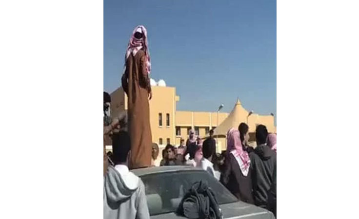 بالفيديو مضاربة جماعية عنيفة بين طلاب مدرسة ثانوية بالسعودية