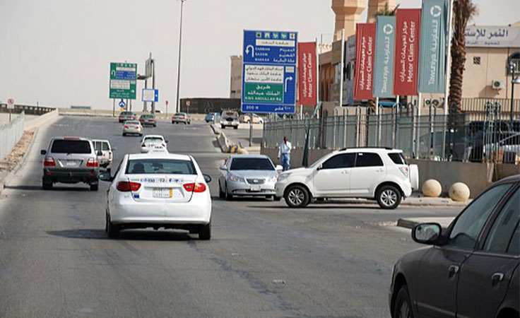 بالفيديو سائق شاحنة متهور يسير عكس الإتجاه بأحدى أحياء الرياض