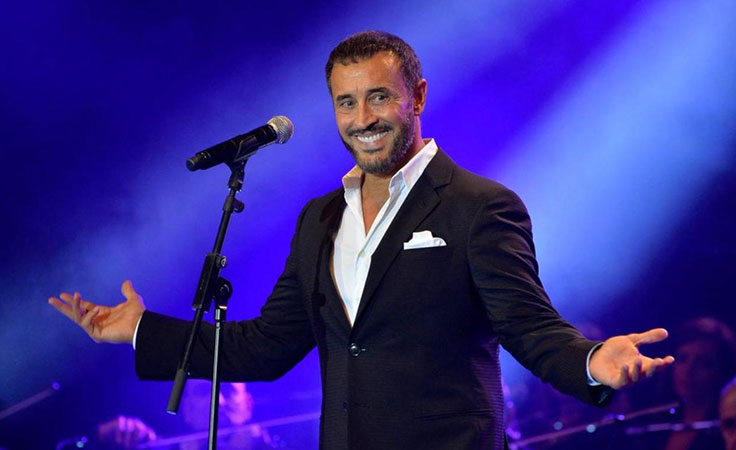 بالفيديو: كاظم الساهر يتعرّض لموقف مُحرِج على المسرح في إحدى حفلاته