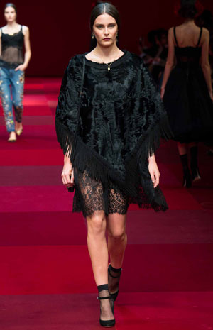 اعتمدي موديلات البانشو للربيع المقبل كعارضات Dolce & Gabbana
