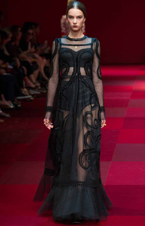 اعتمدي موديلات البانشو للربيع المقبل كعارضات Dolce & Gabbana