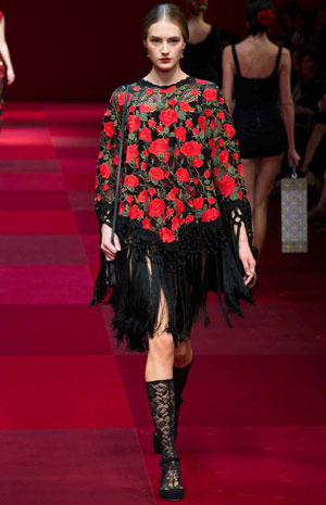 اعتمدي موديلات البانشو للربيع المقبل كعارضات Dolce & Gabbana