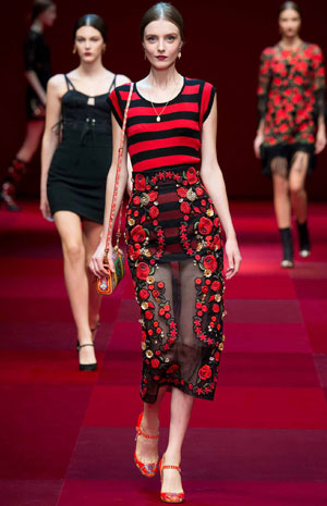 اعتمدي موديلات البانشو للربيع المقبل كعارضات Dolce & Gabbana