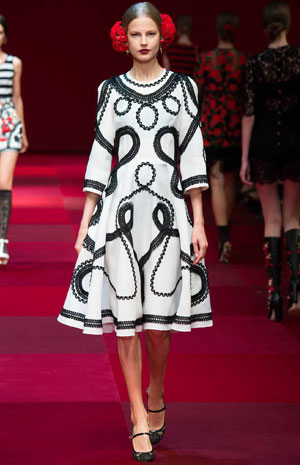 اعتمدي موديلات البانشو للربيع المقبل كعارضات Dolce & Gabbana