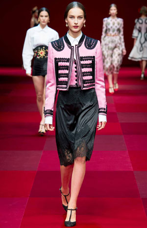 اعتمدي موديلات البانشو للربيع المقبل كعارضات Dolce & Gabbana