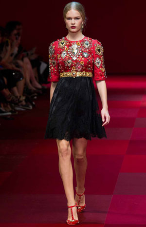 اعتمدي موديلات البانشو للربيع المقبل كعارضات Dolce & Gabbana