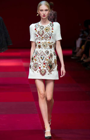 اعتمدي موديلات البانشو للربيع المقبل كعارضات Dolce & Gabbana