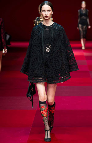 اعتمدي موديلات البانشو للربيع المقبل كعارضات Dolce & Gabbana