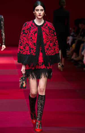 اعتمدي موديلات البانشو للربيع المقبل كعارضات Dolce & Gabbana
