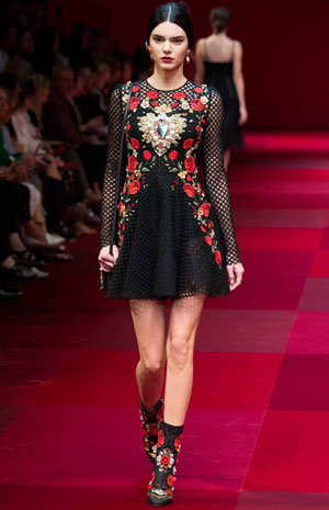 اعتمدي موديلات البانشو للربيع المقبل كعارضات Dolce & Gabbana
